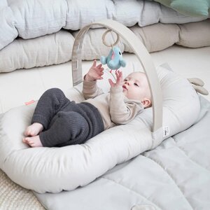 Done by Deer Cozy lounger w. activity arch Raffi Sand - Elodie Details